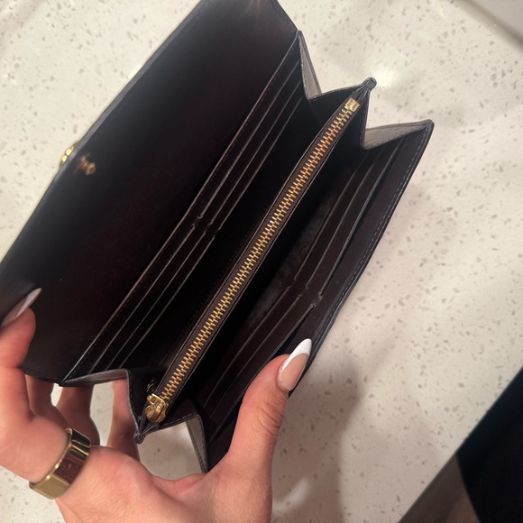 Louis Vuitton - Picture 4 of 5